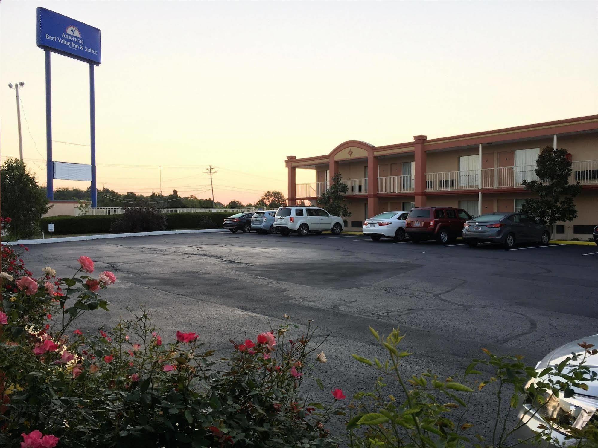 Americas Best Value Inn & Suites Williamstown Bagian luar foto