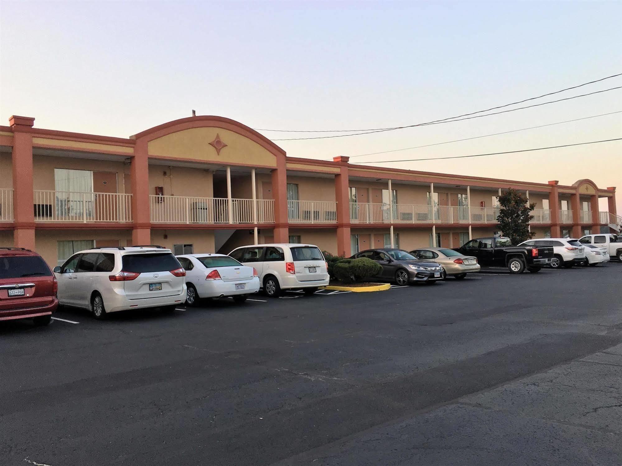 Americas Best Value Inn & Suites Williamstown Bagian luar foto